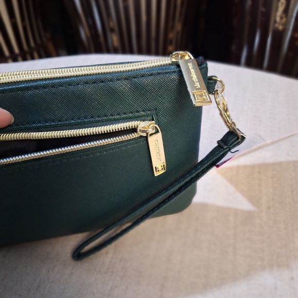 Liz Claiborne Phone Charging Wallet Wristlet Emerald Green RFID Data Protection - Picture 9 of 16
